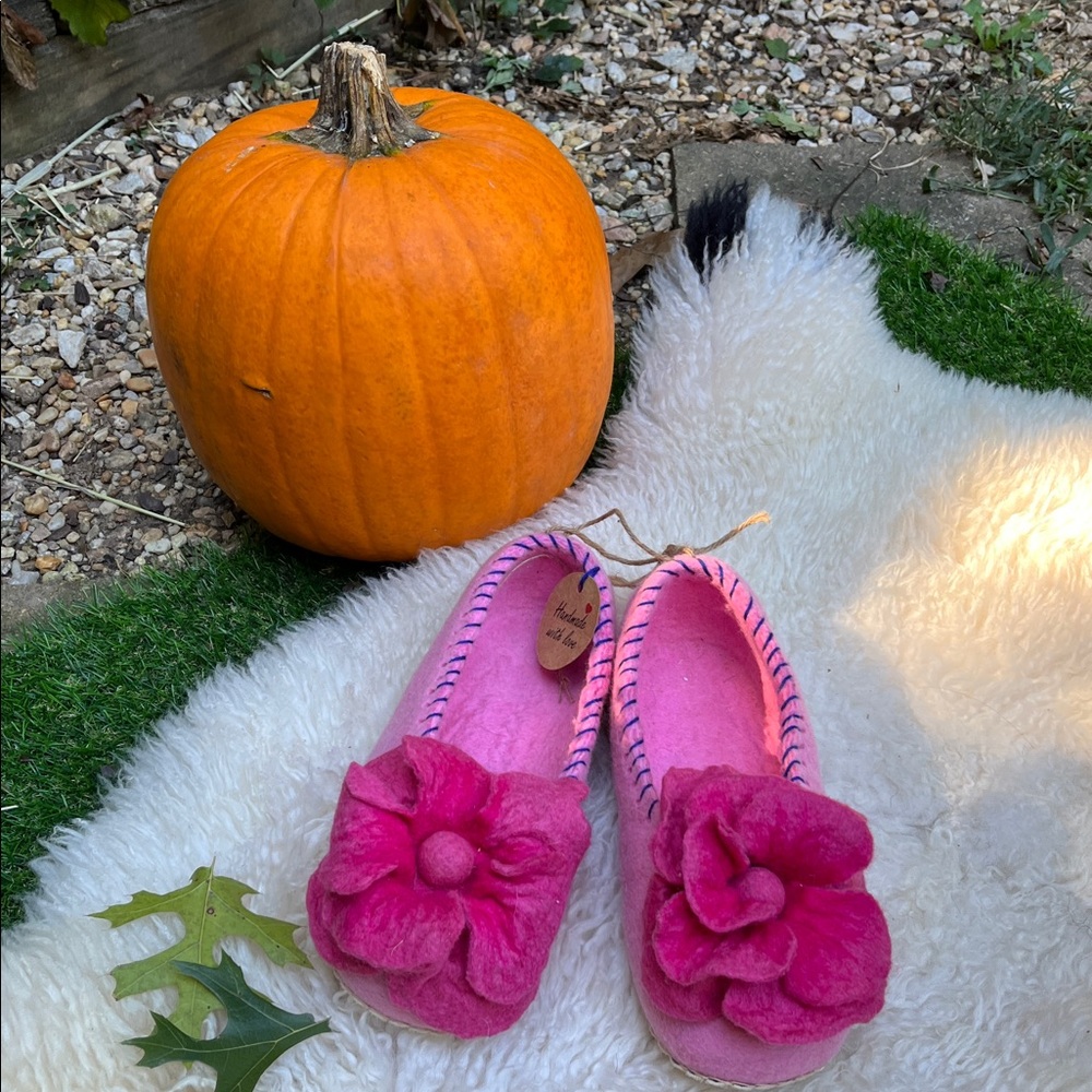 Pink Felt Slippers with Flower Design, size 7 woman, faux suede for soles, new